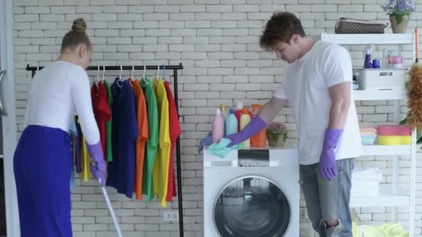 清掃の概念 家事をするために一緒に働く男性と女性 4K分解能 — ストック動画
