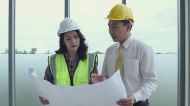 İş konsepti. Binanın içinde çalışan bir mühendis. 4k Çözünürlüğü.