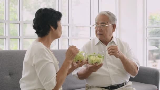 Conceito Familiar Casal Velho Alegremente Comendo Salada Legumes Resolução — Vídeo de Stock