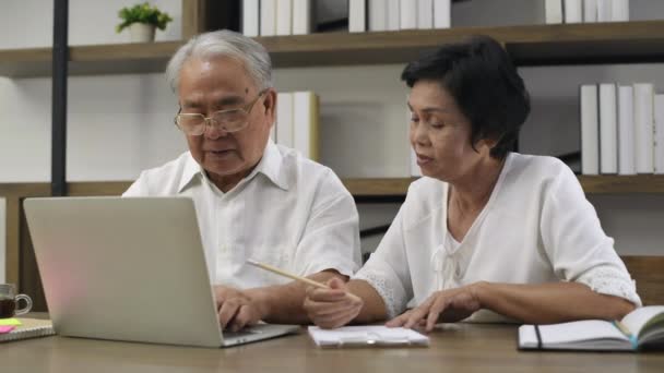 Familie Concept Aziatisch Stel Speelt Notebook Woonkamer Resolutie Van — Stockvideo