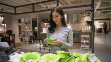 İş konsepti. Asyalı kadınlar alışveriş merkezinde mutfak gereçleri alıyorlar. 4k Çözünürlüğü.