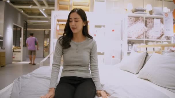 Winkelconcepten Aziatische Vrouwen Experimenteren Met Meubels Het Winkelcentrum Resolutie Van — Stockvideo