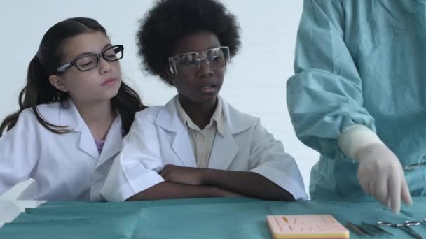 Eğitim Konsepti Doktor Öğrencilere Cerrahi Ekipmanların Nasıl Kullanılacağını Öğretiyor Çözünürlüğü — Stok video