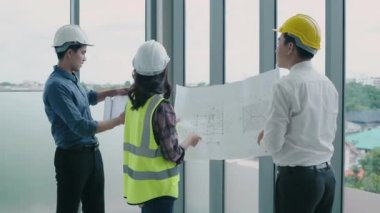 İş konsepti. Mühendis işi ciddi olarak planlıyor. 4k Çözünürlüğü.