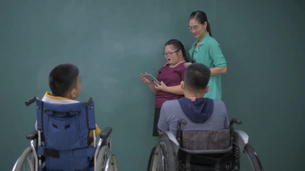 Education Concept Children Disabilities Present Friends Front Class Resolution — Stock Video