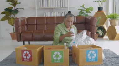 Tatil konsepti. Yaşlı kadın evin içindeki çöpleri düzenliyor. 4k Çözünürlüğü.