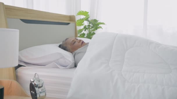 Koncepcja Święta Starsza Kobieta Budzi Się Sypialni Rozdzielczość — Wideo stockowe