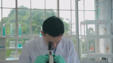 Bilim konsepti. Bilim adamları deneysel verileri araştırıyor ve kaydediyor. 4k Çözünürlüğü.