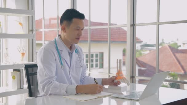 Koncepcja Medyczna Lekarz Rozmawia Pacjentem Przez Wideo Rozmowę Rozdzielczość — Wideo stockowe