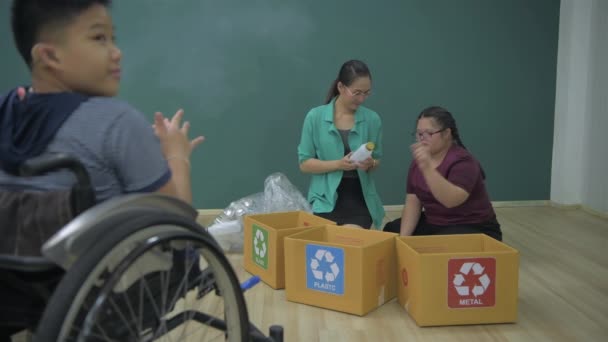 Concetto Educativo Insegnante Insegna Bambini Disabili Raccogliere Spazzatura Risoluzione — Video Stock