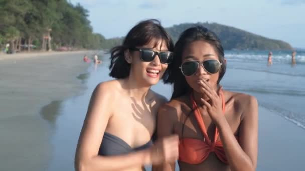 Reiseopplegg Par Unge Asiatiske Kvinner Som Går Tur Langs Stranden – stockvideo