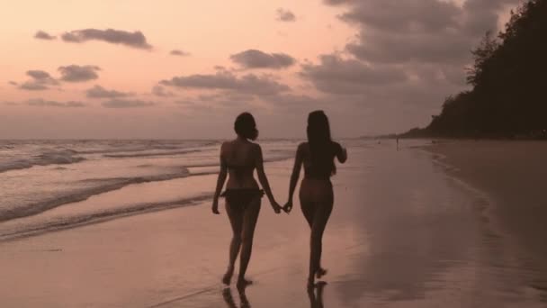 Resekoncept Två Asiatiska Tjejer Promenerar Glatt Längs Stranden Upplösning — Stockvideo