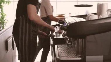 Hızlı Hızlı Barista konsepti. Çalışanlar bir kahve dükkanında çalışmakla meşguller. 4k Çözünürlüğü.