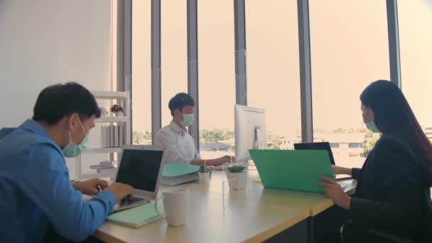 ビジネスの概念 従業員は事務所で一緒に働いています 4K分解能 — ストック動画
