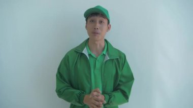 İş kavramları. Teslimatçı kendini kameradan tanıtıyor. 4k Çözünürlüğü.