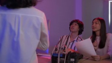 Ses kayıt konsepti. Yapımcı stüdyodaki kontrol panelini kontrol ediyor. 4k Çözünürlüğü.