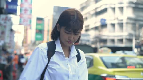 Concetto di prevenzione dell'inquinamento. Una bella donna che indossa una maschera per le strade della città. Risoluzione 4k. — Video Stock