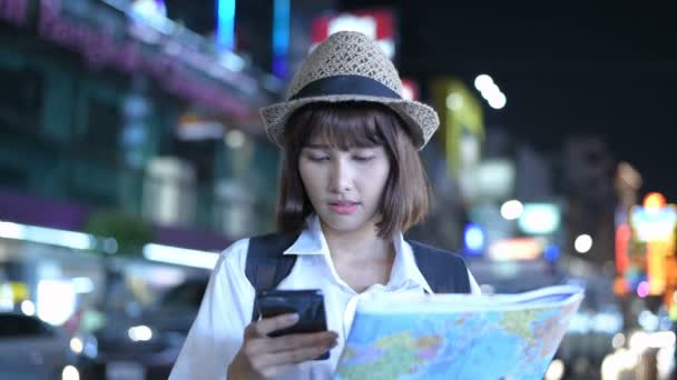 Travel Concept Beautiful Girls Reading Map Roadside Resolution — Stock Video