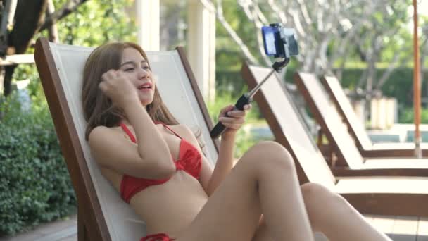 Concetto Vacanza Giovani Donne Sono Videochiamate Piscina Risoluzione — Video Stock
