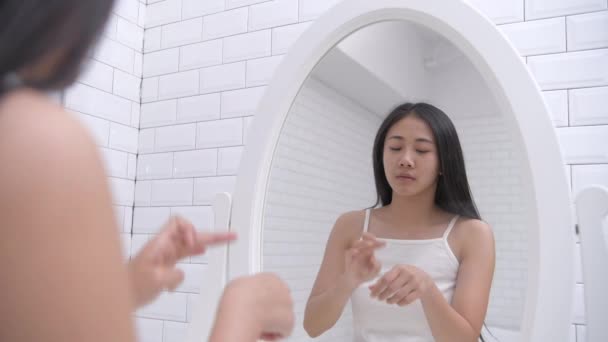 Schoonheidsconcept Reflectie Aziatische Vrouwen Aanbrengen Crème Resolutie Van — Stockvideo