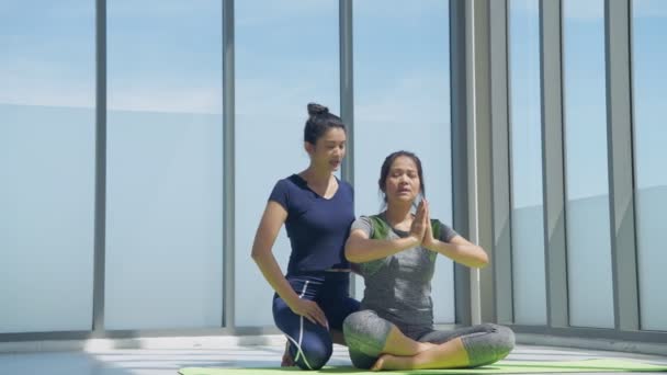 Egzersiz Konsepti Antrenör Spor Salonunda Yoga Pozları Veriyor Çözünürlüğü — Stok video