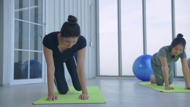 Egzersiz Konsepti Spor Salonunda Egzersiz Yapan Asyalı Genç Kadınlar Çözünürlüğü — Stok video