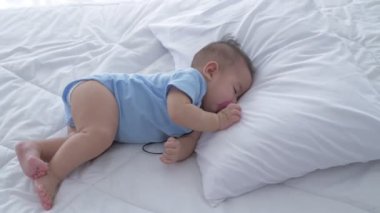 Aile kavramı. Bebek uyuyor ve yatakta hayal kuruyor. 4k Çözünürlüğü.