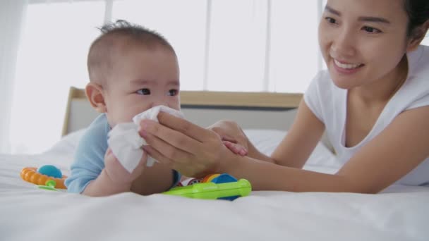 家庭概念 妈妈在擦婴儿身上的鼻涕 4K分辨率 — 图库视频影像