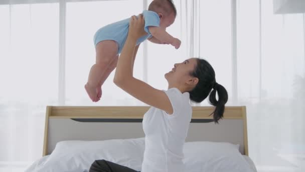 Οικογενειακή Ιδέα Μητέρα Παίζει Μωρό Στην Κρεβατοκάμαρα Ανάλυση 4Ια — Αρχείο Βίντεο