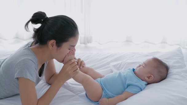 Familienkonzept Die Mutter Zeigt Liebe Für Das Baby Schlafzimmer Auflösung — Stockvideo