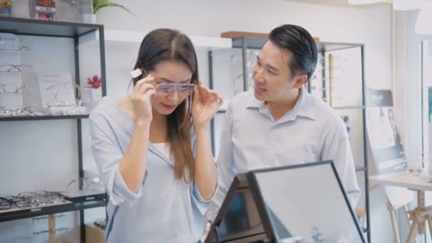 Conceito Loja Óptica Par Compras Óculos Loja Resolução — Vídeo de Stock