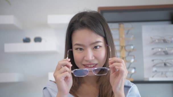 Концепция Оптического Магазина Молодые Азиатки Весело Выбирают Солнцезащитные Очки Магазине — стоковое видео