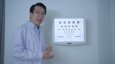 Optik dükkan konsepti. Göz doktoru mektupları okuyarak bir hastanın görme yeteneğini test ediyor. 4k Çözünürlüğü.