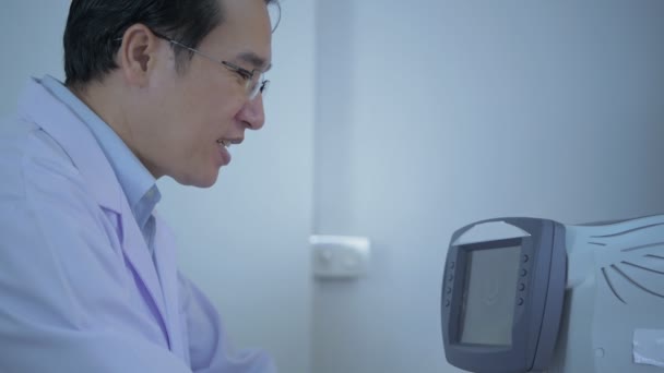 光学车间的概念 在办公室工作的眼科医生 4K分辨率 — 图库视频影像