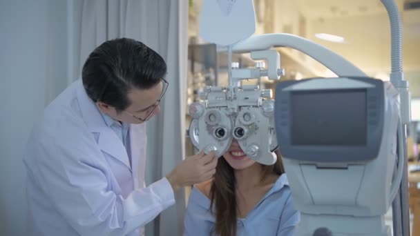 光学车间的概念 眼科医生正在用专门的机器检查病人的眼睛 4K分辨率 — 图库视频影像