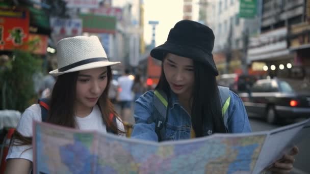 Концепция Путешествия Красивые Девушки Читают Карту Обочине Дороги Разрешение — стоковое видео