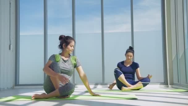 Egzersiz Konsepti Spor Salonunda Bacağını Paspasa Koyan Gülümseyen Bir Kadın — Stok video
