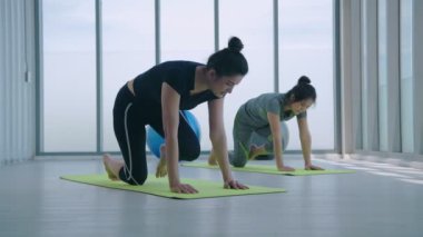 Egzersiz konsepti. Spor salonunda egzersiz yapan Asyalı genç kadınlar. 4k Çözünürlüğü.