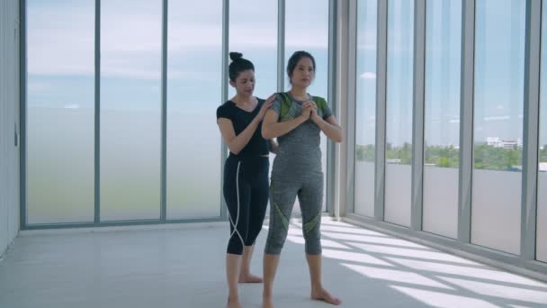 Konsep Latihan Yang Bagus Dua Wanita Kebugaran Melakukan Latihan Berjongkok — Stok Video