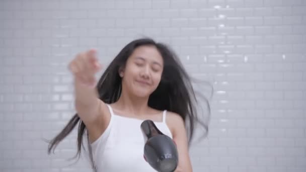 Conceito Beleza Meninas Asiáticas Estão Cantando Usar Secador Cabelo Resolução — Vídeo de Stock