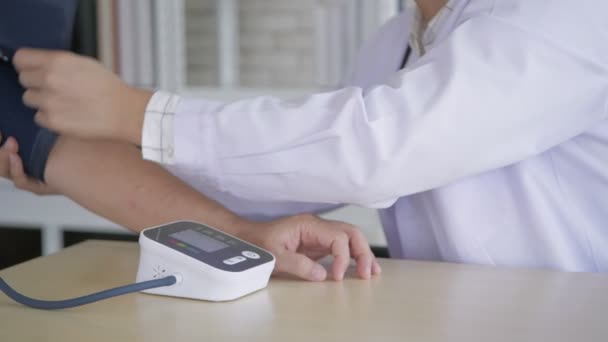 Koncepcja Zdrowia Lekarz Dokonuje Pomiaru Ciśnienia Pacjenta Rozdzielczość — Wideo stockowe
