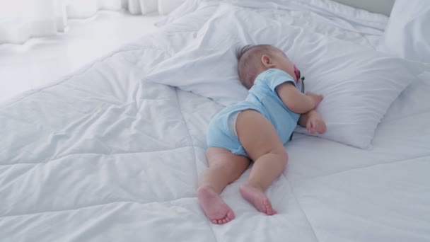 Concepto Familiar Bebé Está Durmiendo Dormitorio Resolución — Vídeo de stock