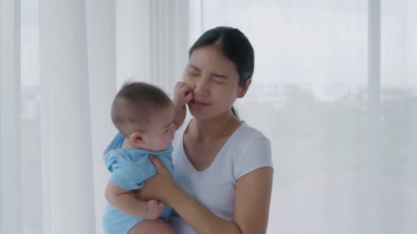 Familjebegreppet Mamma Kysste Barnets Kind Huset Upplösning — Stockvideo