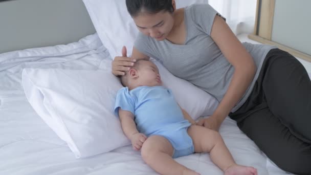 Concetto Familiare Madre Stava Baciando Teneramente Suo Bambino Risoluzione — Video Stock