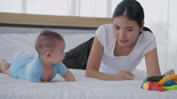 Concetto Familiare Bambino Sta Strisciando Sul Materasso Risoluzione — Video Stock