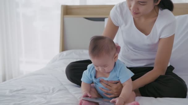 家庭概念 这个婴儿对手机感兴趣 4K分辨率 — 图库视频影像
