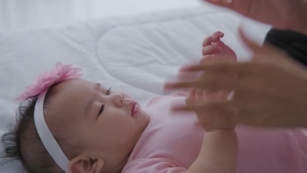 Familie Concept Een Moeder Kuste Haar Dochter Met Liefde Resolutie — Stockvideo