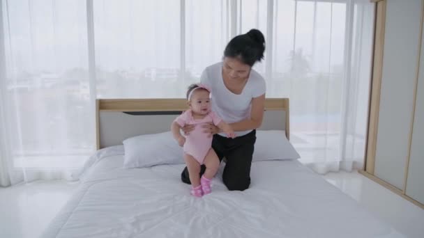 Concetto Familiare Madre Stava Aiutando Bambino Entrare Casa Risoluzione — Video Stock