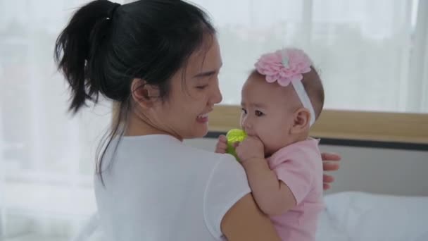 Семейная Концепция Мать Воспитывает Дочь Доме Разрешение — стоковое видео