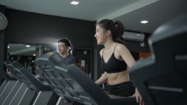 Fitness konsepti. Spor salonunda birlikte egzersiz yapan bir ortak. 4k Çözünürlüğü.